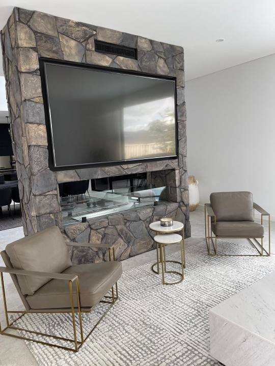 Eileen 2 GlasbyBuilding_LivingRoom